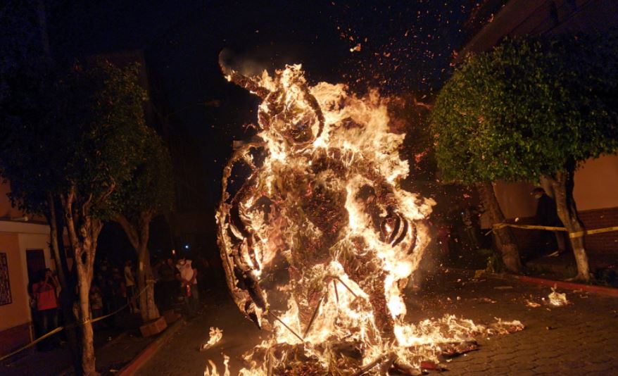 Una figura gigante del diablo se consume en la zona 5 capitalina. (Foto Prensa Libre: Keneth Cruz)
