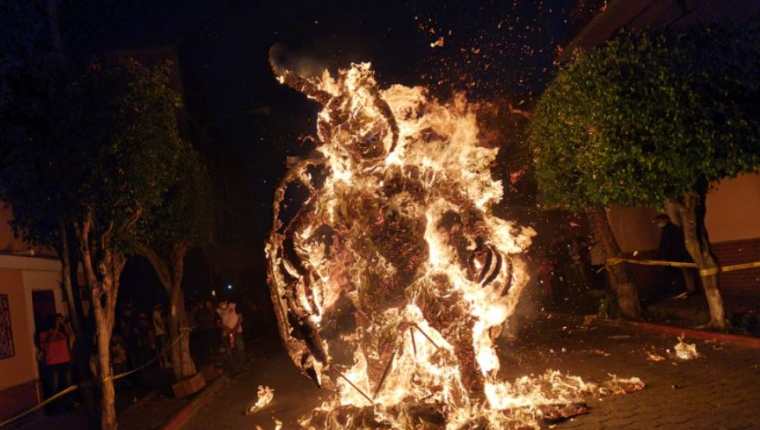 Una figura gigante del diablo se consume en la zona 5 capitalina. (Foto Prensa Libre: Keneth Cruz)