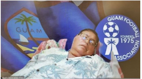 La fotografía de Marvin Iseke, de la Federación de Guam, se hizo viral por dormir durante la cumbre de la Fifa en Qatar. (Foto Redes).