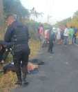 El cadáver de un hombre fue localizado en una carretera de Sipacate y se cree que se trata de un cuatrero. (Foto Prensa Libre: Carlos Paredes)