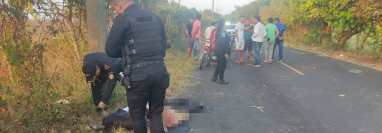 El cadáver de un hombre fue localizado en una carretera de Sipacate y se cree que se trata de un cuatrero. (Foto Prensa Libre: Carlos Paredes)