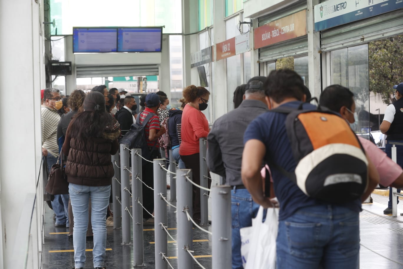 Aglomeraciones en estación de Transmetro. (Foto Prensa Libre: María José Bonilla)