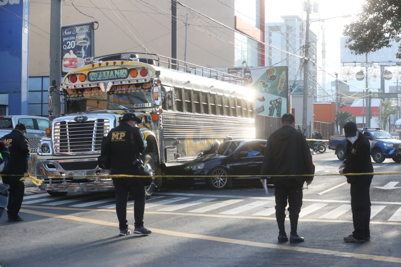 Un ataque armado se registró en el bulevar Los Próceres, zona 10, donde una persona perdió la vida. (Foto Prensa Libre: Érick Ávila)
