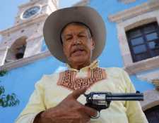 Alfredo Gallegos, originario de Michoacán, México, es un sacerdote  conocido como el Padre Pistolas porque oficia misa con un arma en la cintura. (Foto Prensa Libre: Twitter)