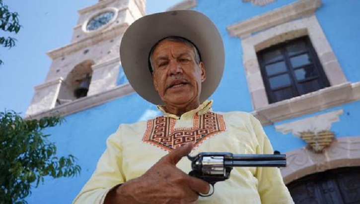 “Padre Pistolas”: sacerdote mexicano celebra misa con un revólver en la cintura y pide a sus fieles “armarse”