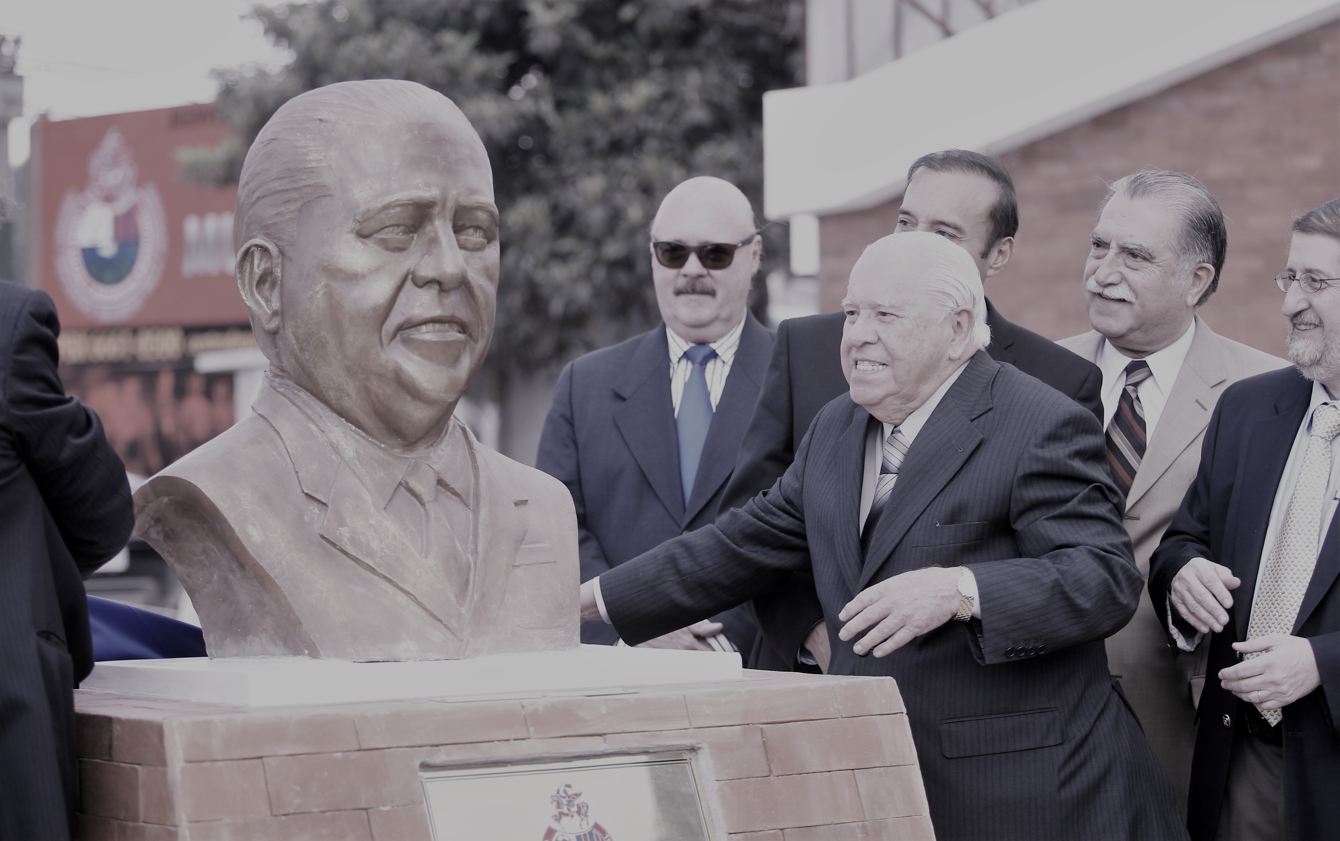 Ernesto Villa recibió un homenaje en el 2013 en el complejo deportivo de Municipal, que lleva su nombre. (Foto Hemerotoca PL).