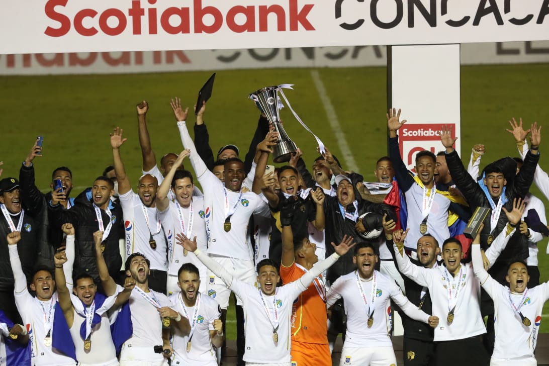 José Manuel Contreras levantó la copa de la Liga Concacaf. (Foto Prensa Libre: Érick Ávila)