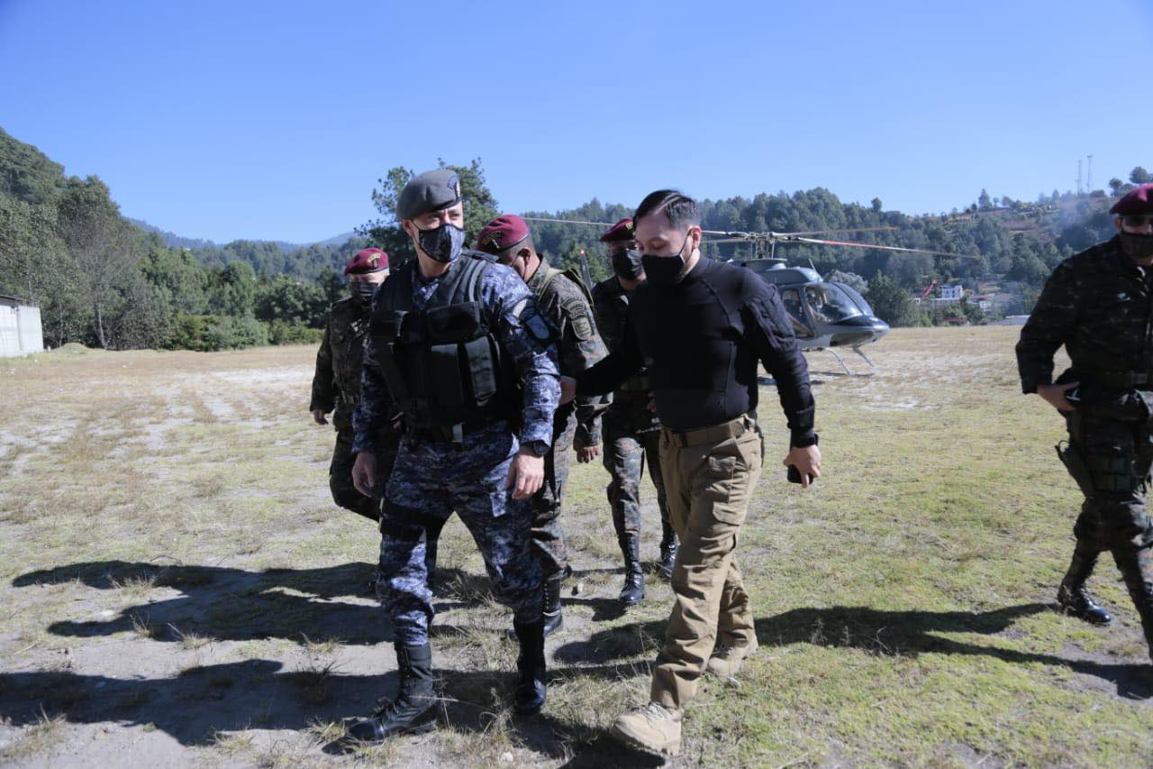 Ministros de Gobernación y Defensa acuden a la zona de conflicto en Sololá, que permanece bajo estado de Sitio. Fotografía: Gobernación.