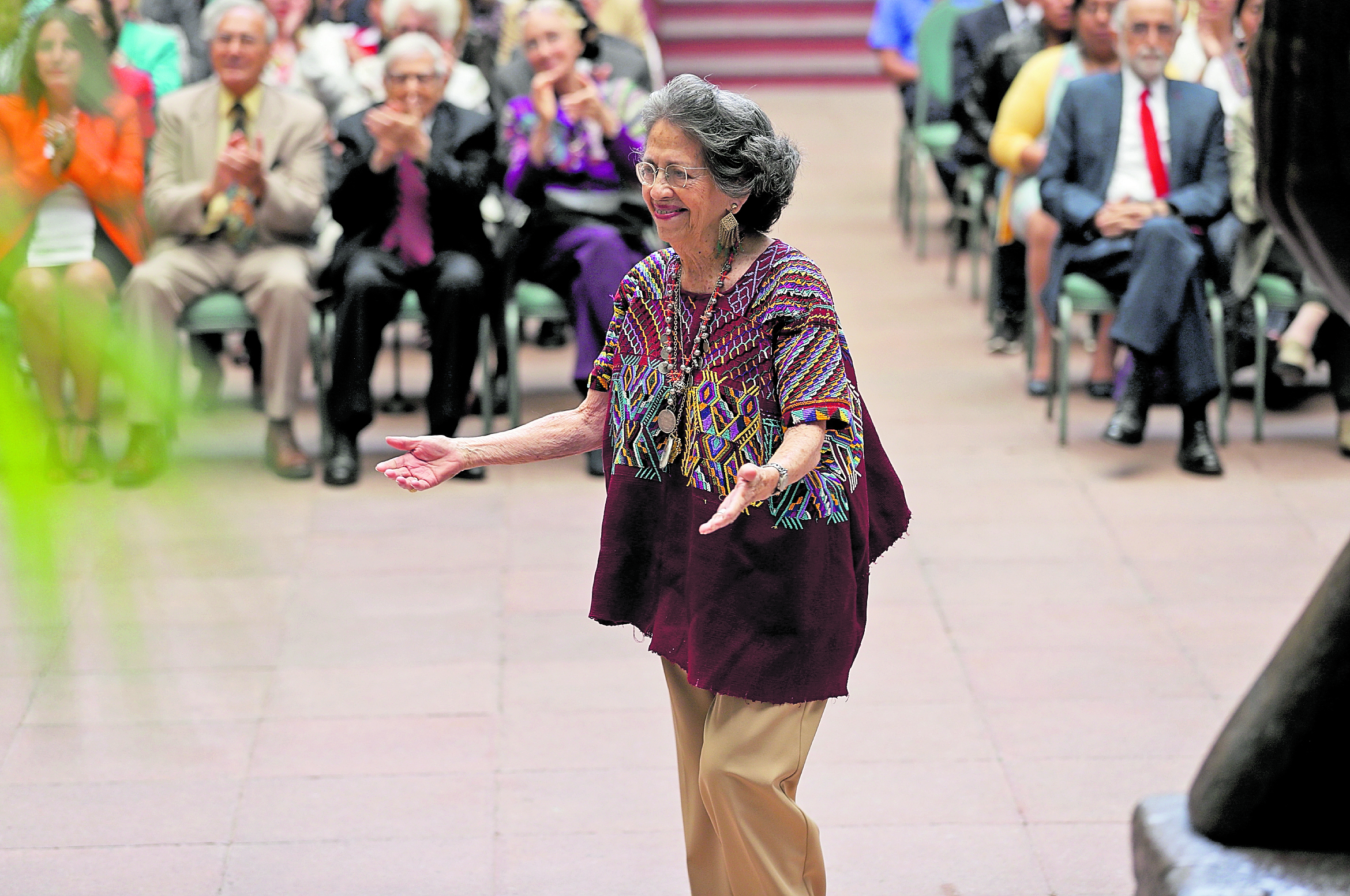 María Eugenia Gordillo Morales, periodista y directora de la Hemeroteca Nacional, en acto solemne realizó el cambio la Rosa de la Paz, en el Palacio Nacional de la Cultura. Fotografía Esbin Garcia