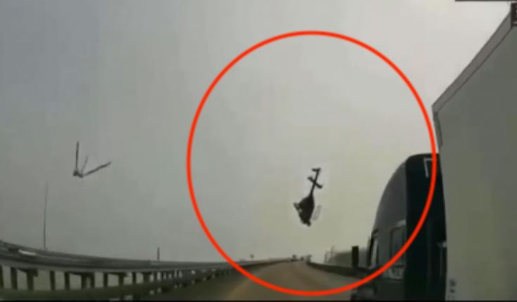 Videos: El momento exacto en el que un helicóptero se estrella en una autopista en EE. UU.