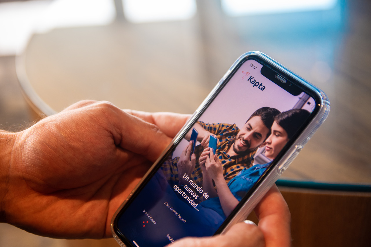 Los guatemaltecos pueden gestionar fácilmente sus créditos por medio de la aplicación Kapta. Foto Prensa Libre: Cortesía