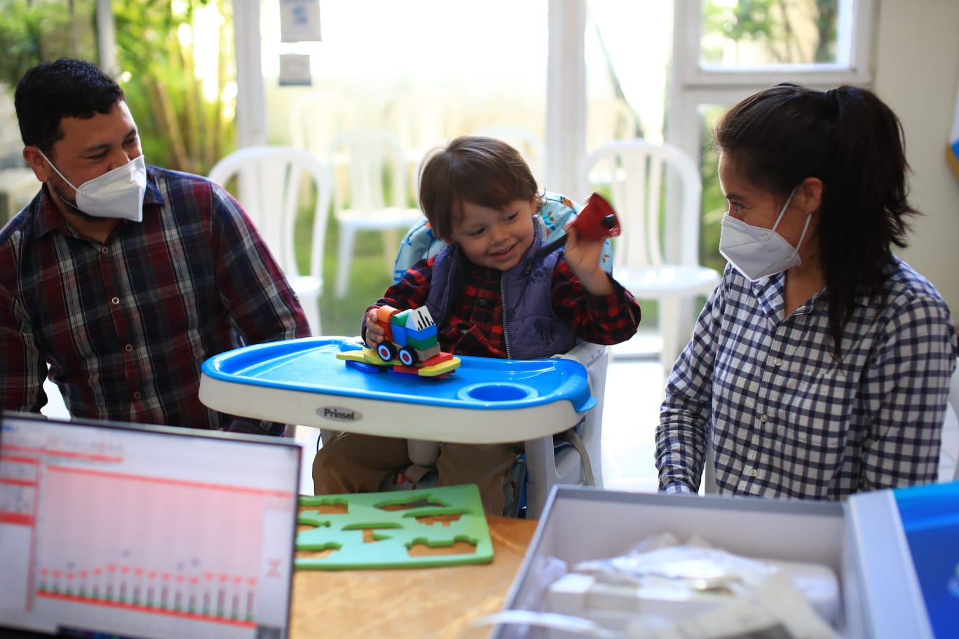 Los menores previos a la activación del implante coclear fueron sometidos a una cirugía. (Foto Prensa Libre: Carlos Hernández Ovalle)