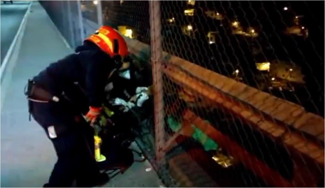 “Suéltame”: el impactante video que muestra cómo los bomberos evitaron que un hombre se lanzara del puente El Incienso