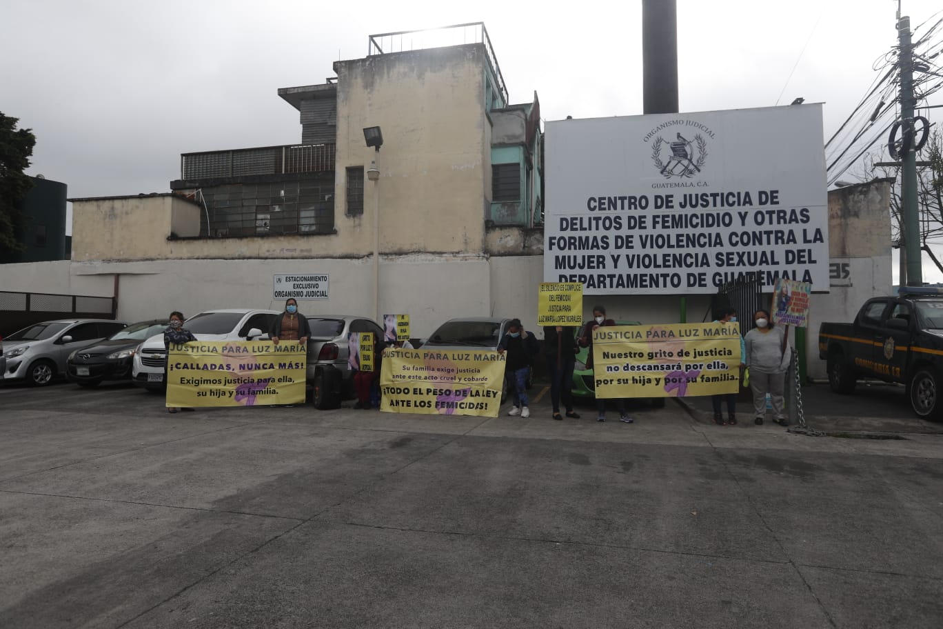 Familiares y amigos de Luz María López exigen justicia afuera del juzgado de femicidio. Fotografía: Prensa Libre (María José Bonilla).