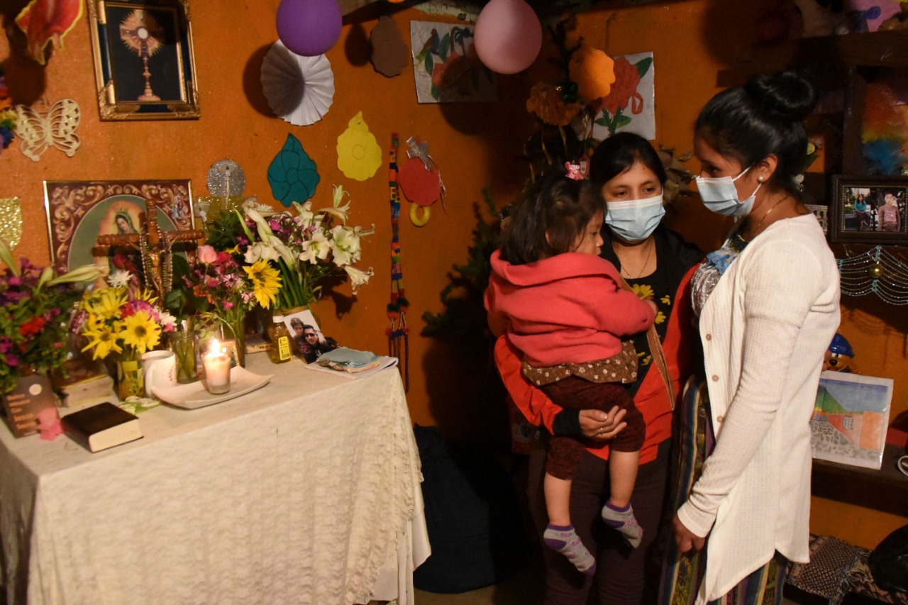 Familiares y amigos se reunieron para rezar por la recuperación de Celso, uno de los sobrevivientes de la tragedia de migrantes en México. Fotografía: AFP.