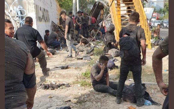 Migrantes esperan por atención médica tras el accidente. (Foto: @DiaAvance/Twitter)