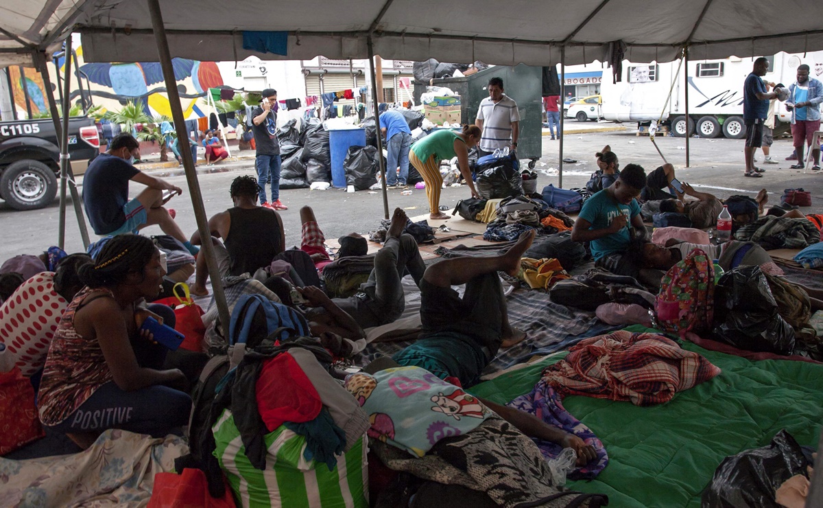 Haitian migrants rest outside a shelter as they awaits for their immigration resolution in Monterrey, Mexico, on September 28, 2021. - Almost all of the mostly Haitian migrants who had gathered on both sides of the US-Mexico border have left their makeshift camps, ending a standoff that had provoked a major border crisis for the Biden administration. (Photo by Julio Cesar AGUILAR / AFP)