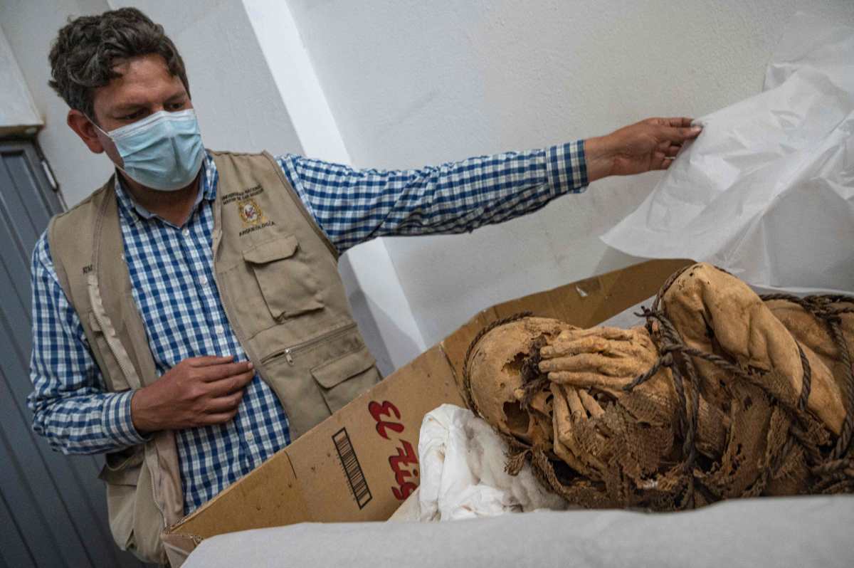 Las impactantes fotos de la momia preinca atada que fue hallada en una estructura funeraria en Perú y que impresiona a los expertos