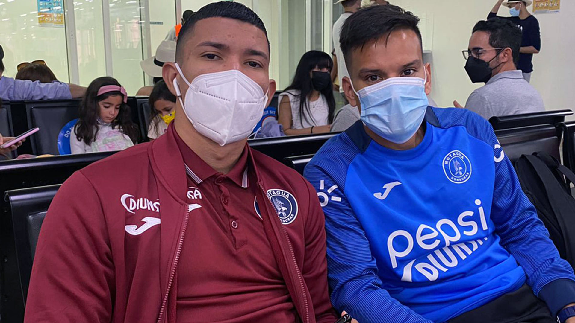 Los jugadores del Motagua posando en el aeropuerto antes de salir para Guatemala. (Foto Prensa Libre: Facebook FCMotagua)