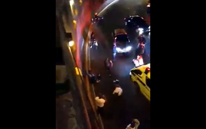 Un motorista cayó en el viaducto que conduce a zona 9 y es auxiliado por los cuerpos de socorro. (Foro Prensa Libre: captura de pantalla Viajeros en ruta)