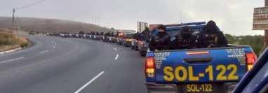 Sobre la ruta Interameriana permanecieron varias horas los vehículos que al final del día ingresaron a la zona de conflicto entre Nahualá y Santa Catarina Ixtahuacán. (Foto Prensa Libre: Fredy de León)