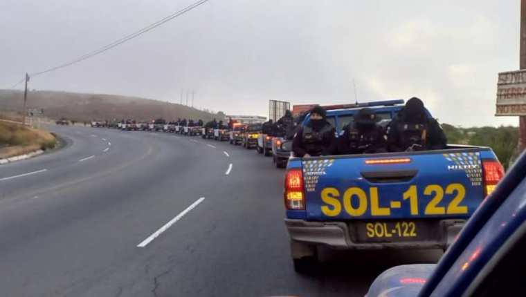 Sobre la ruta Interameriana permanecieron varias horas los vehículos que al final del día ingresaron a la zona de conflicto entre Nahualá y Santa Catarina Ixtahuacán. (Foto Prensa Libre: Fredy de León)