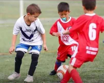 Ulises Cáceres Martínez, el niño argentino de 6 años que juega al fútbol con un “pepe” y se ha vuelto viral