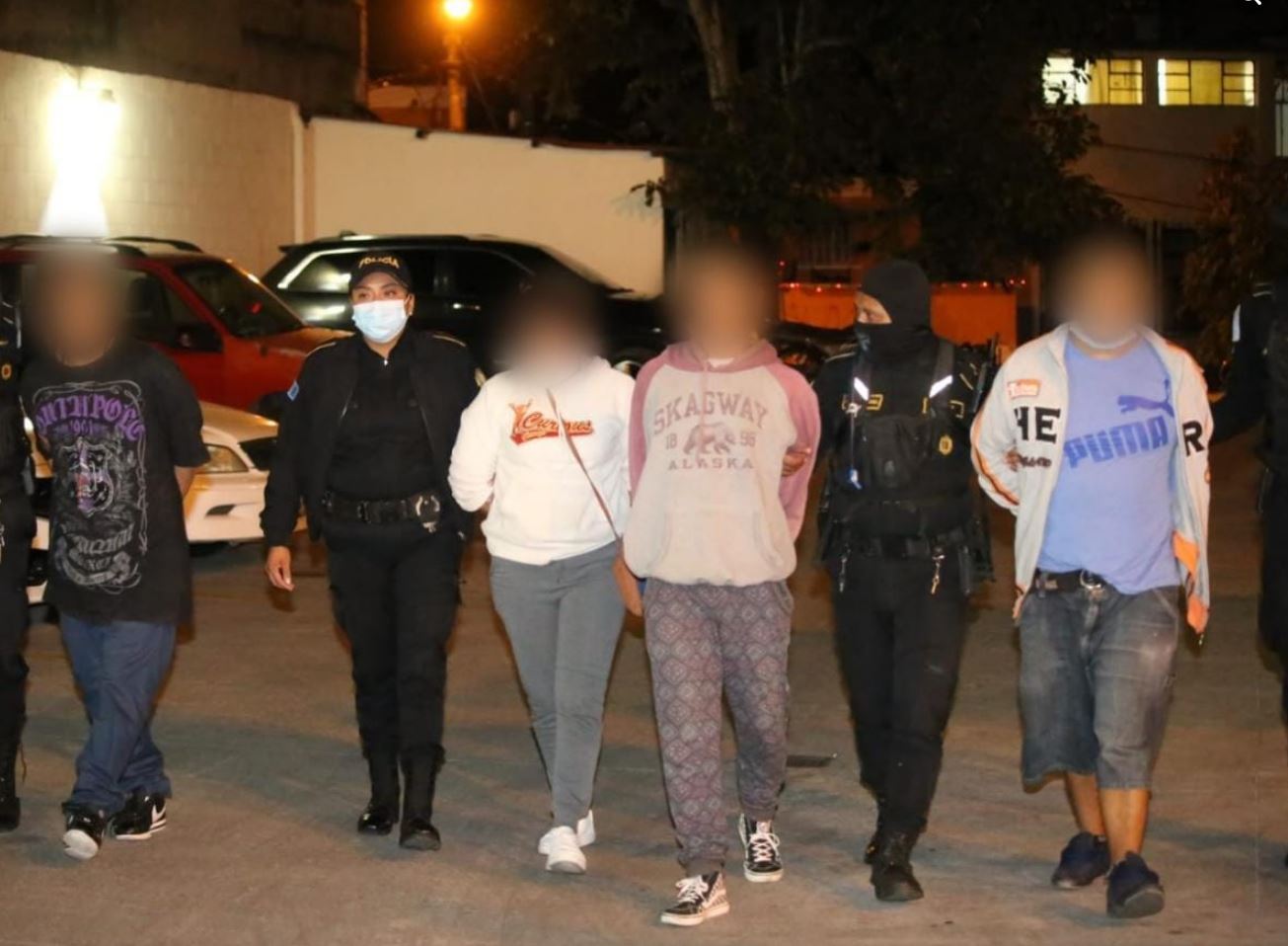 Tres hombres y una mujer, supuestos integrante de la Mara 18, fueron capturados por transportar el cadáver de una mujer en un taxi en Mixco. (Foto Prensa Libre. PNC)