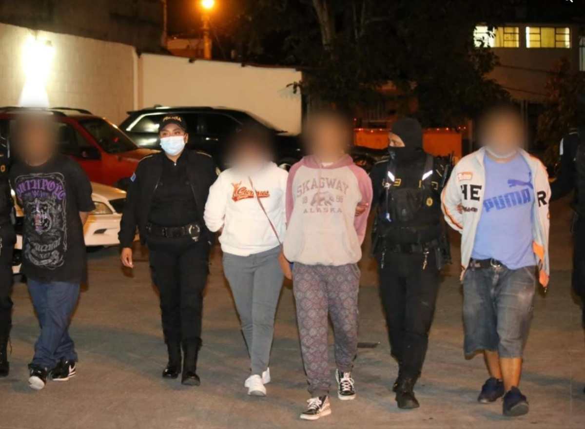 Llevaban cadáver de mujer en taxi: La PNC captura a cuatro personas que viajaban en el vehículo en Mixco