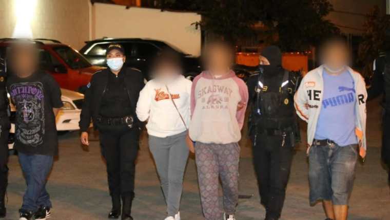 Tres hombres y una mujer, supuestos integrante de la Mara 18, fueron capturados por transportar el cadáver de una mujer en un taxi en Mixco. (Foto Prensa Libre. PNC)