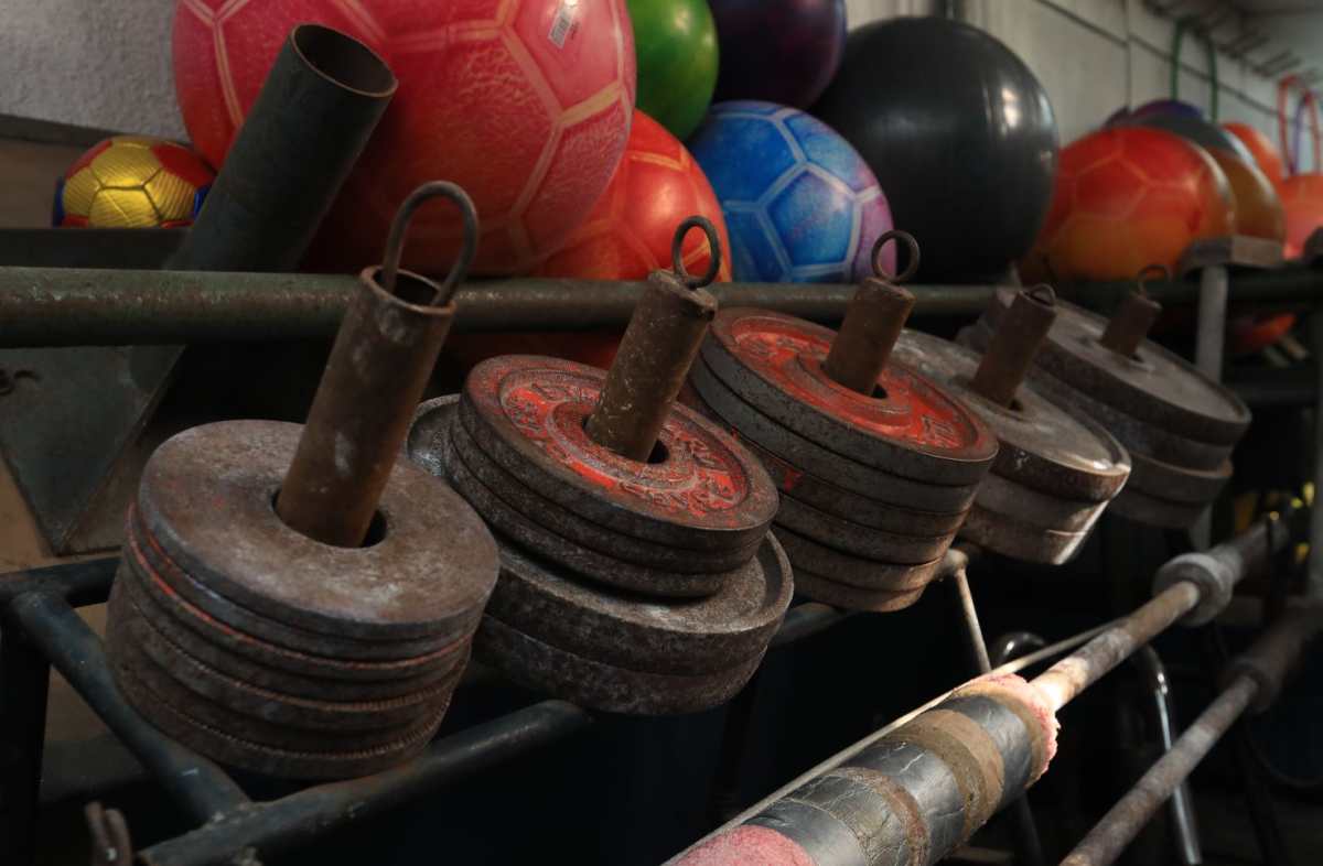 Pesas para entrenamiento en el gimnasio de la Ciudad Olímpica, en la zona 5. (Foto Prensa Libre: Byron García)