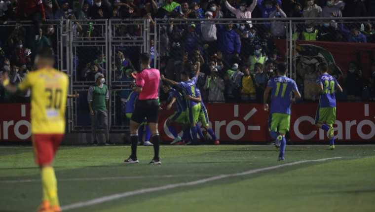 El jugador de Deportivo Mixco Nery Cifuentes al momento de anotar el 1-0 ante Marquense en la final de ida de Primera División. (Foto Prensa Libre: Erick Ávila)