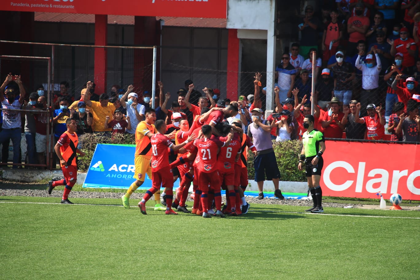 Los jugadores de Malacateco festejan el segundo gol de la final de ida ante Comunicaciones. (Foto Prensa Libre: Carlos Hernández)