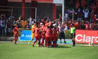 Los jugadores de Malacateco festejan el segundo gol de la final de ida ante Comunicaciones. (Foto Prensa Libre: Carlos Hernández)