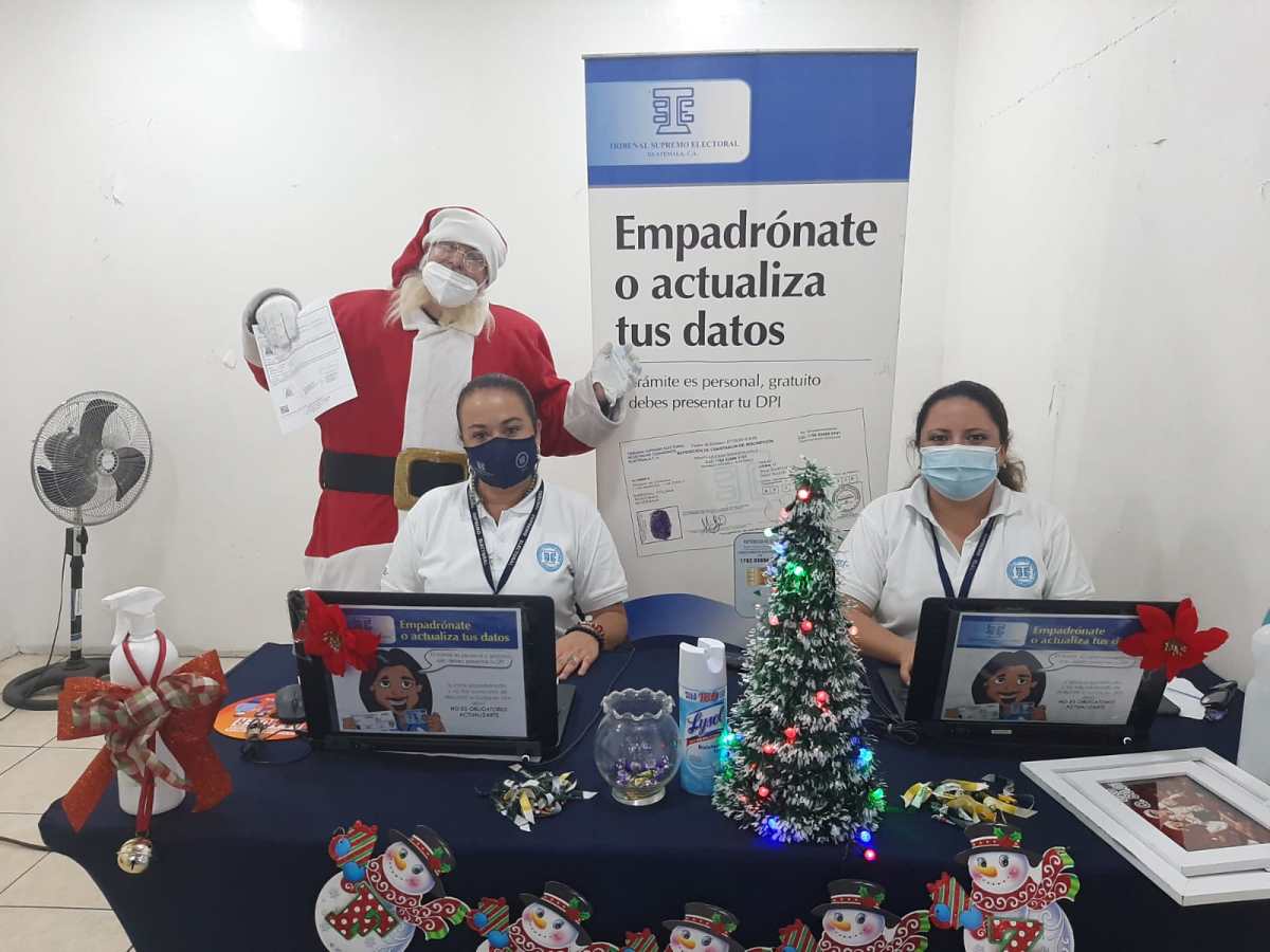 Santa Claus invita a los jóvenes a prepararse para las próximas elecciones generales en Guatemala