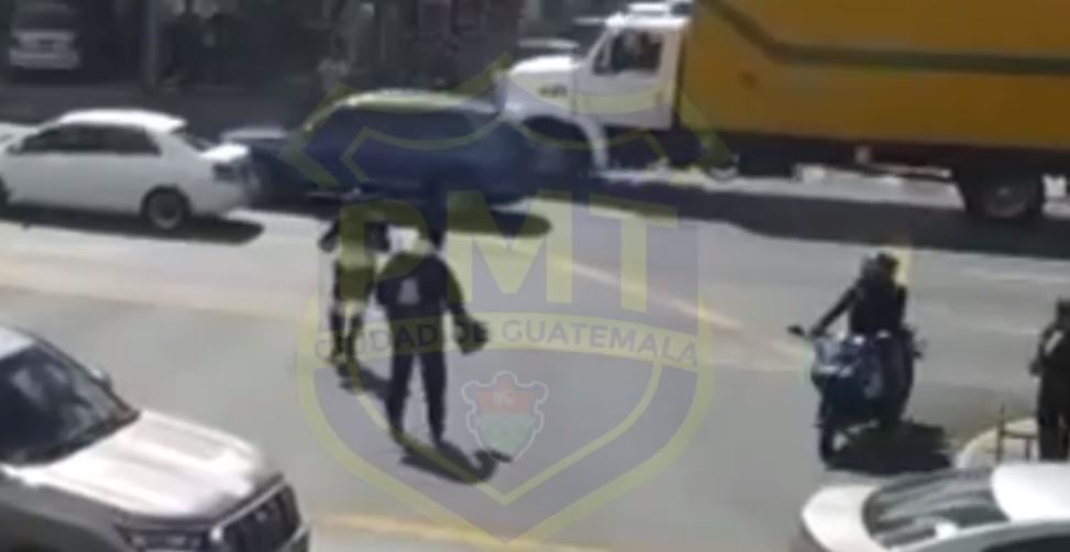 Video: captan agresiones contra agentes de Tránsito en la capital y en Mixco