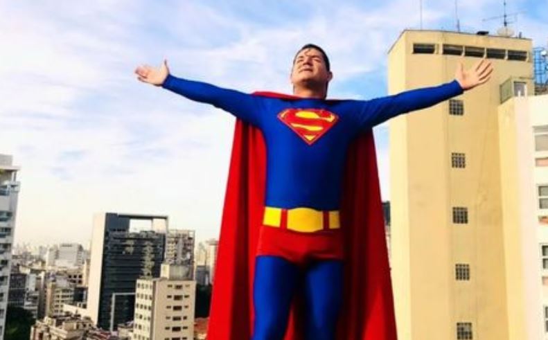 Hombre brasileño imita a Superman. (Foto Prensa Libre: instagram.com/kaleusuperman)