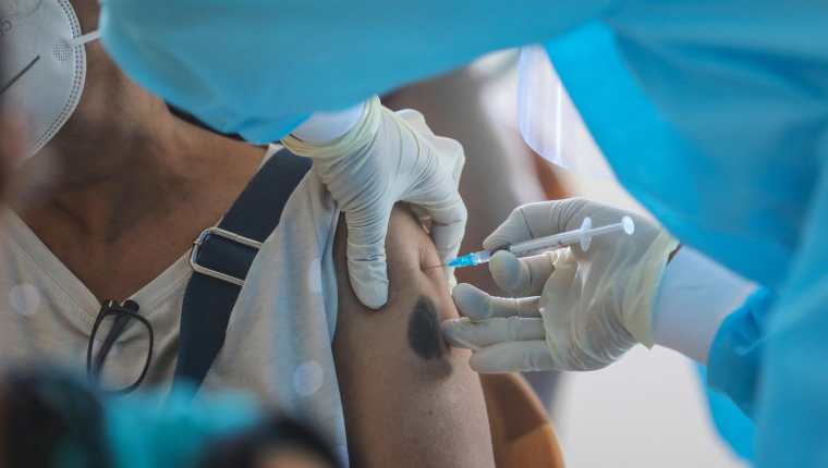 Desarrollador Sputnik dice que su vacuna es altamente eficaz contra ómicron. (Foto Prensa Libre: EFE)