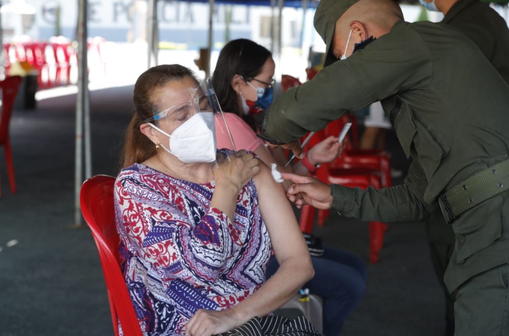 Una mujer se aplica su segunda dosis de Pzifer, en el puesto de vacunación de la Guardia de Honor, zona 10, en el último día del año. (Foto Prensa Libre. Esbin García)