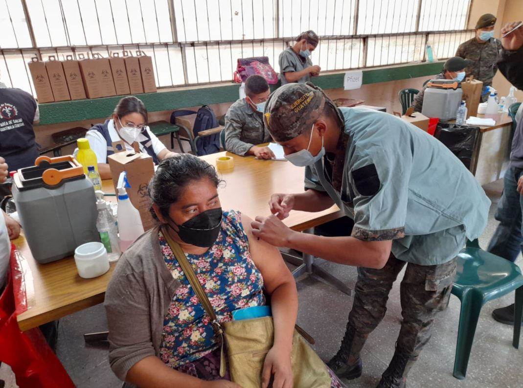 Una persona recibe vacuna contra el coronavirus en Guatemala. (Foto Prensa Libre: Ejército de Guatemala)