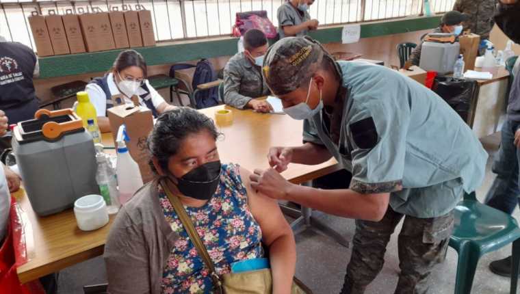 Una persona recibe vacuna contra el coronavirus en Guatemala. (Foto Prensa Libre: Ejército de Guatemala)