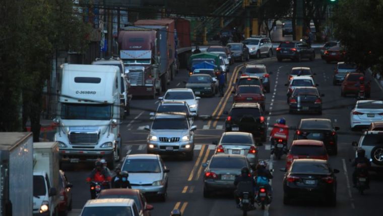 Vehículos en la Calle Martí. El pago del aguinaldo dinamiza la economía y con ello aumenta el número de personas y automotores en la capital. (Foto Prensa Libre: Carlos Hernández Ovalle) 