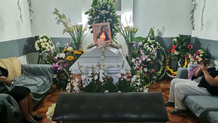 Velorio de Luz María del Rocío López Morales, quien supuestamente fue asesinada por su esposo Jorge Rafael Zea Mejía. (Foto Prensa Libre: Hemeroteca PL)