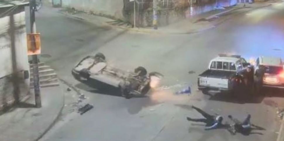 El automóvil que impactó la patrulla volcó y el conductor fue arrestado. (Foto Prensa Libre: captura de video)