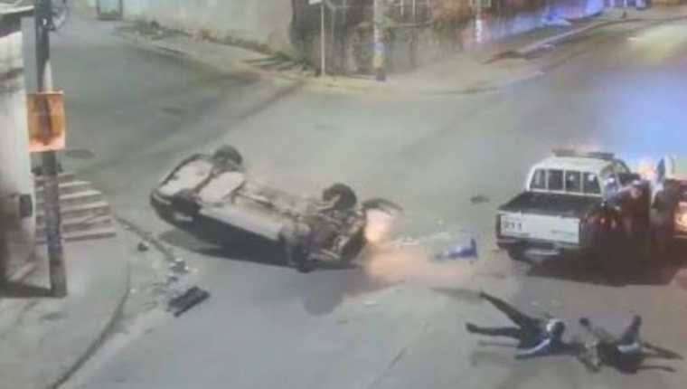 El automóvil que impactó la patrulla volcó y el conductor fue arrestado. (Foto Prensa Libre: captura de video)