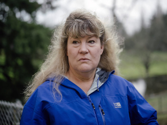 Liisa Luick, vendedora de Macy's en Lynnwood, Washington, a menudo no puede tomar descansos y ha recibido quejas de clientes sobre la falta de ayuda en ventas y las cajas sin personal. (Foto Prensa Libre: Grant Hindsley/The New York Times)