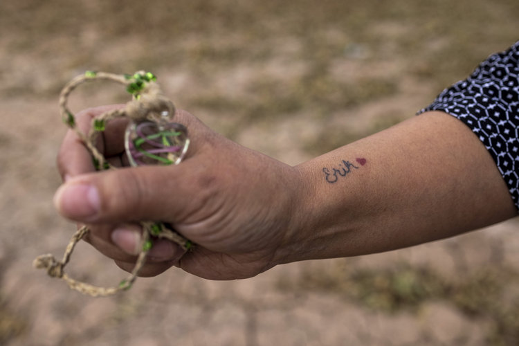 Angie Simms sostiene un collar que le dio su hijo Erik, en el lugar del accidente donde resultó fatalmente herido cerca de Las Cruces, NM, el 4 de diciembre de 2021. (Foto Prensa Libre: Sharon Chischilly/The New York Times)