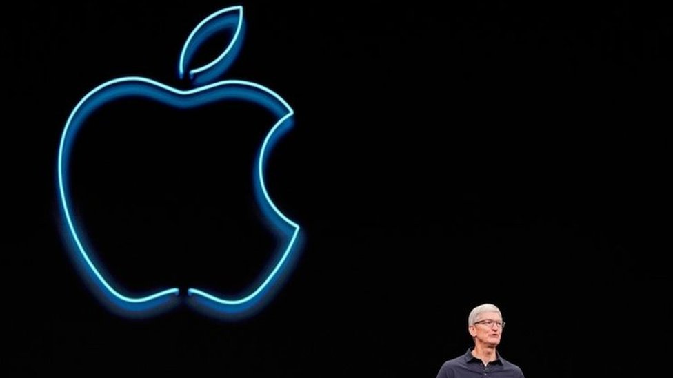 Tim Cook recibió 5 millones de acciones de la compañía y vendió una parte por 750 millones de dólares.
