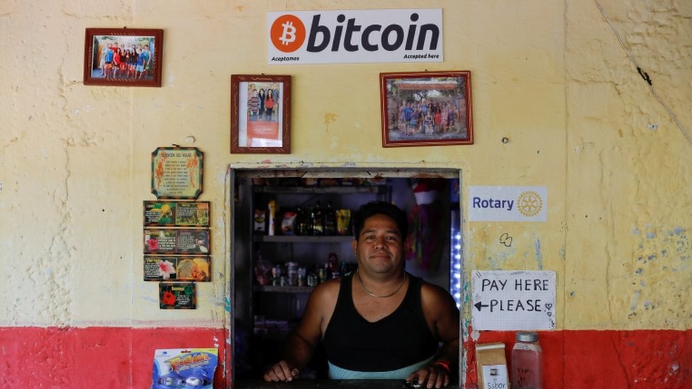 En El Salvador se pueden adquirir bienes y servicios con el bitcoin. Reuters