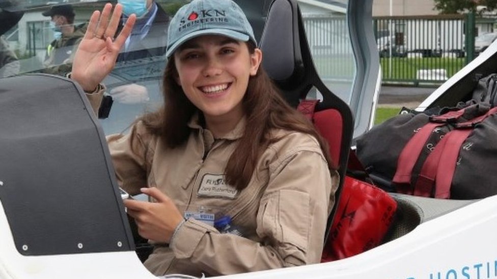 La piloto de 19 años que se convirtió en la mujer más joven en completar sola la vuelta al mundo